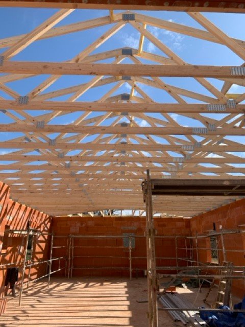 Structure de charpente en cours de montage